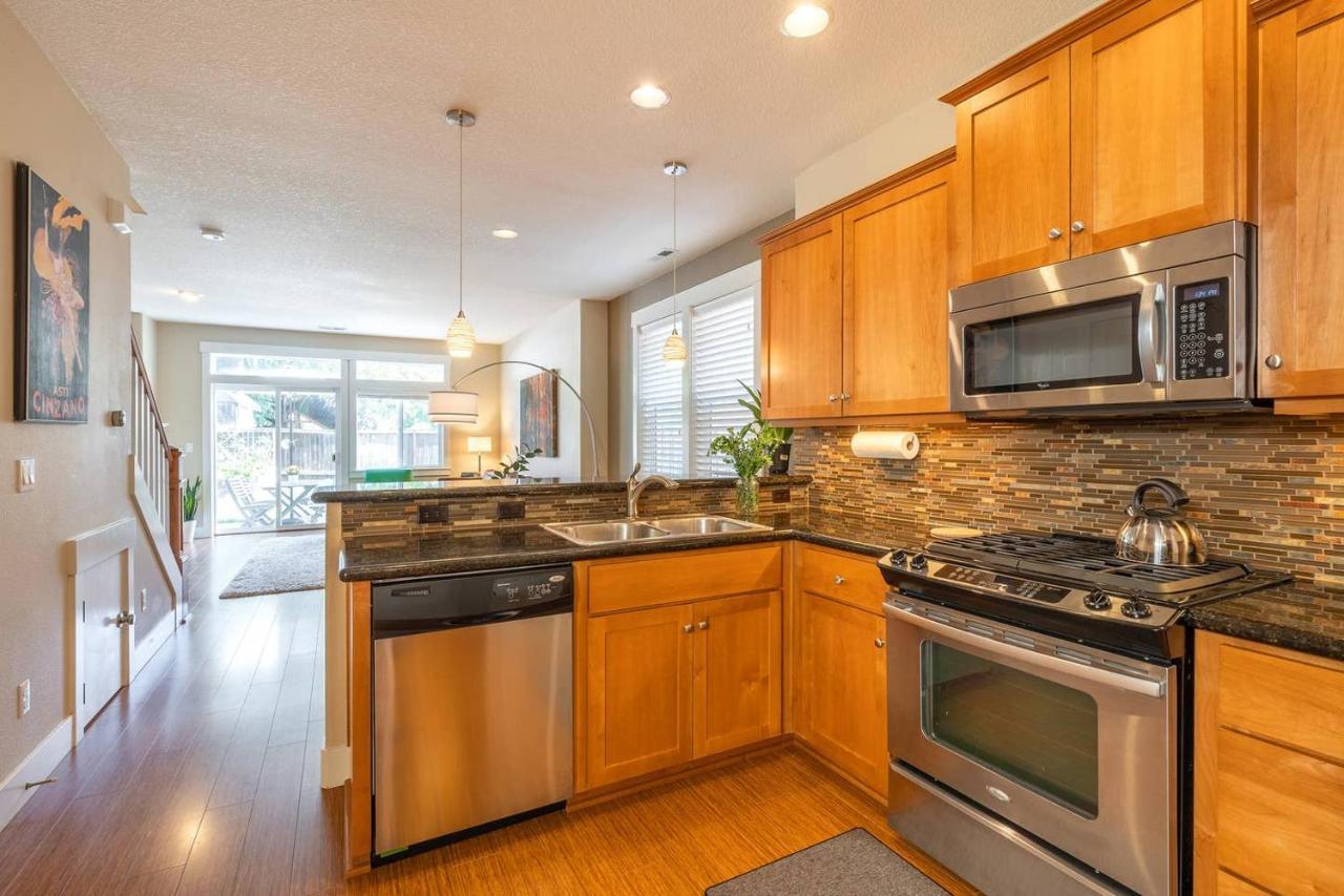 Modern Home, Four Bedrooms, King Beds Tigard Bagian luar foto