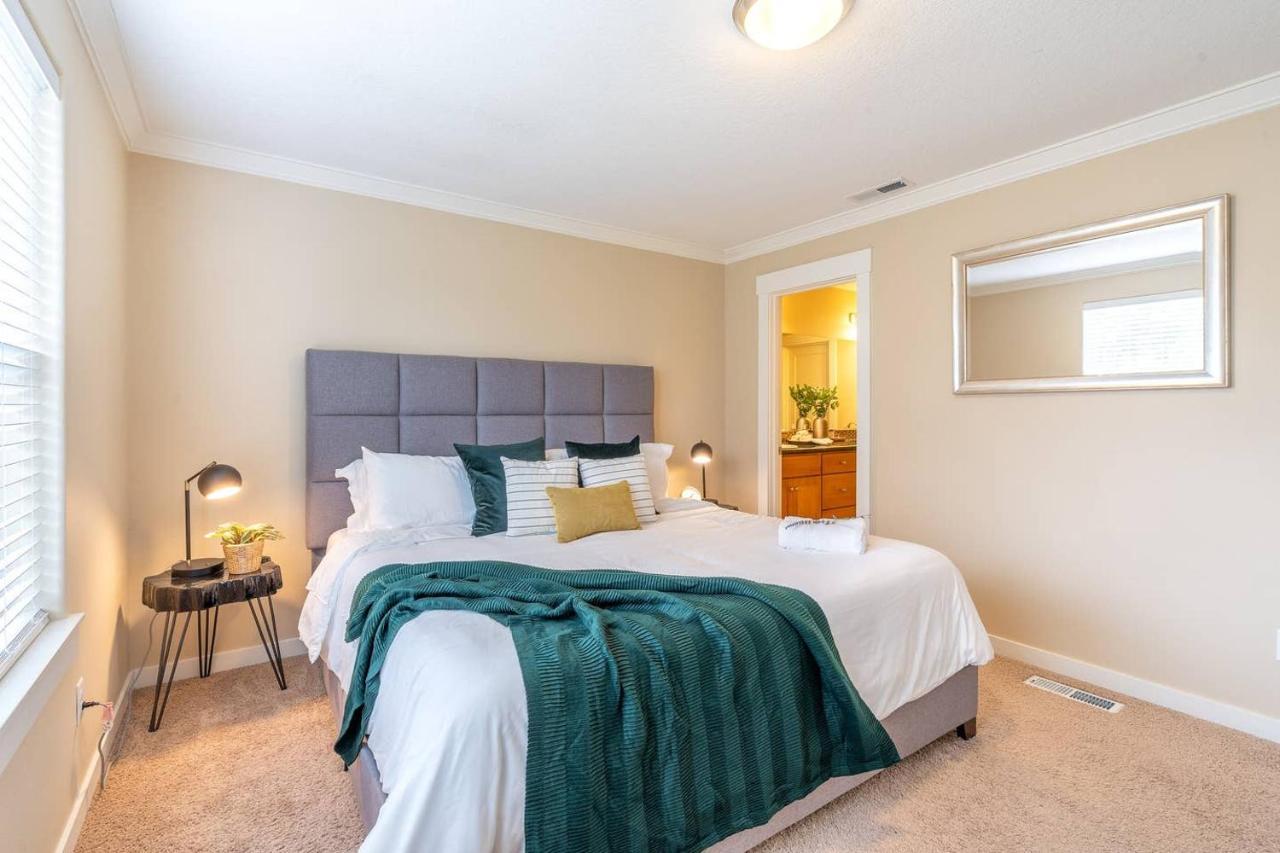 Modern Home, Four Bedrooms, King Beds Tigard Bagian luar foto