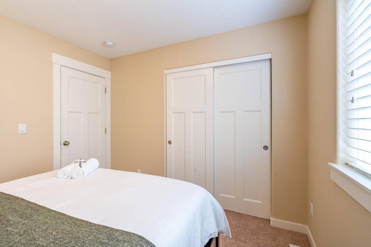 Modern Home, Four Bedrooms, King Beds Tigard Bagian luar foto